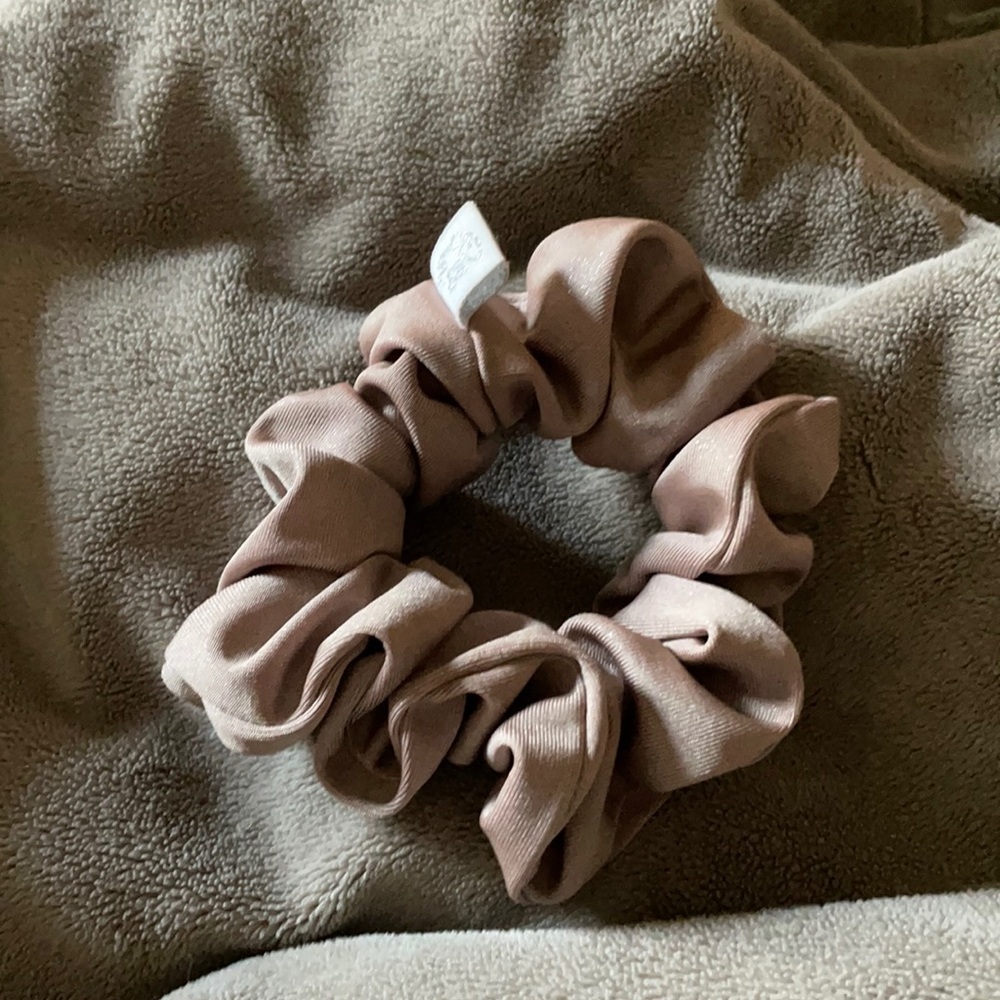 Kaitlyn Bristowe Bubbly Scrunchie
